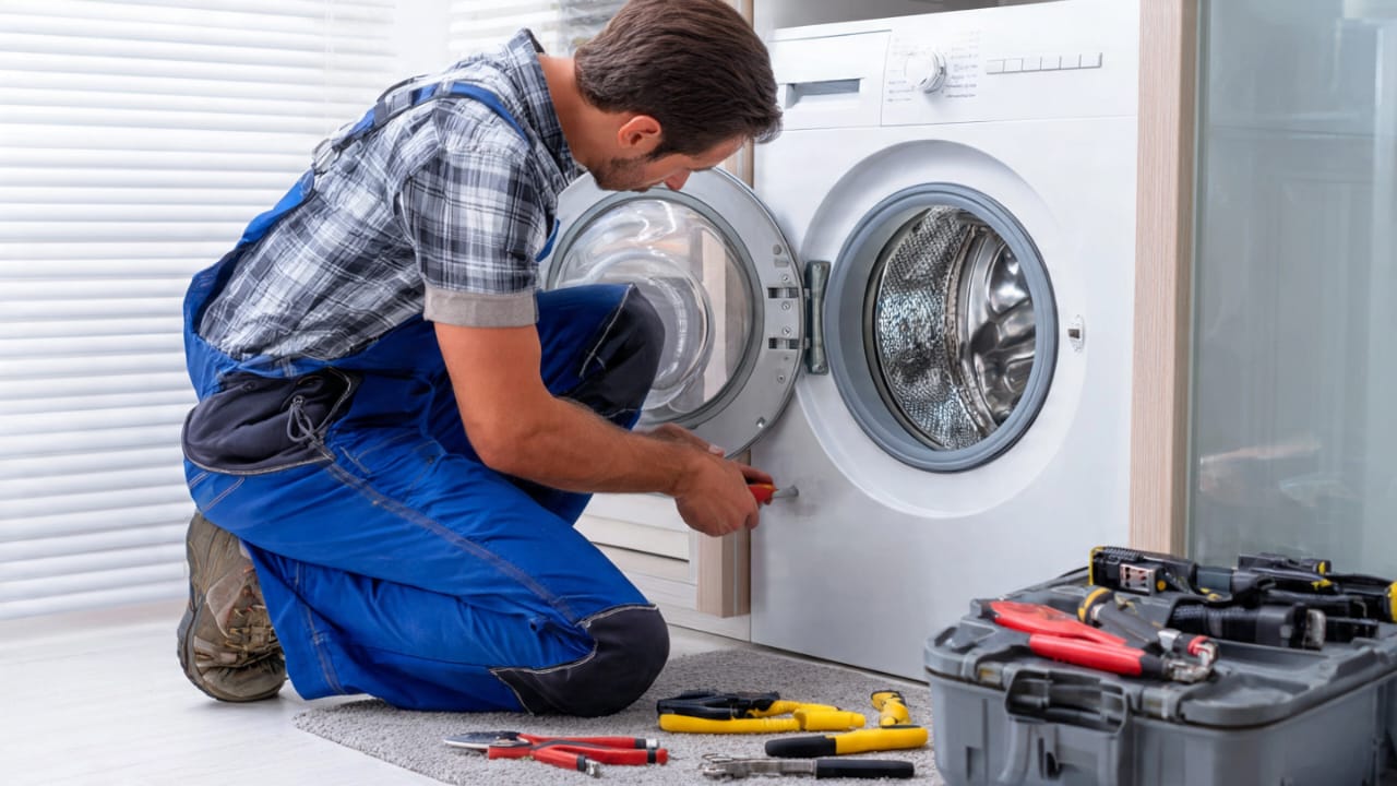 Technicien réparant un appareil électroménager à domicile